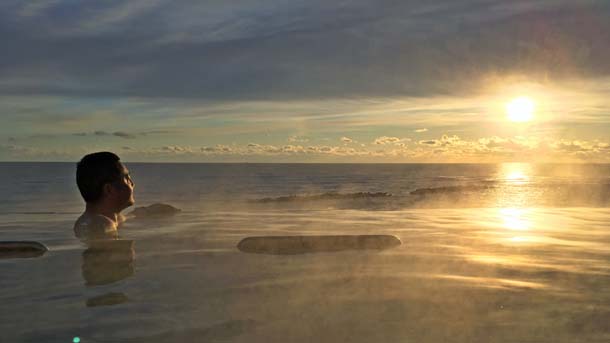 目の前に広がる太平洋！潮騒と海風を感じながらお湯に浸かれるビーチサイドスパ